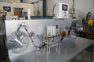 ماشین اتوماتیک استامپ لیبلهای پارچه‌ای با کنترل سرعت و دما